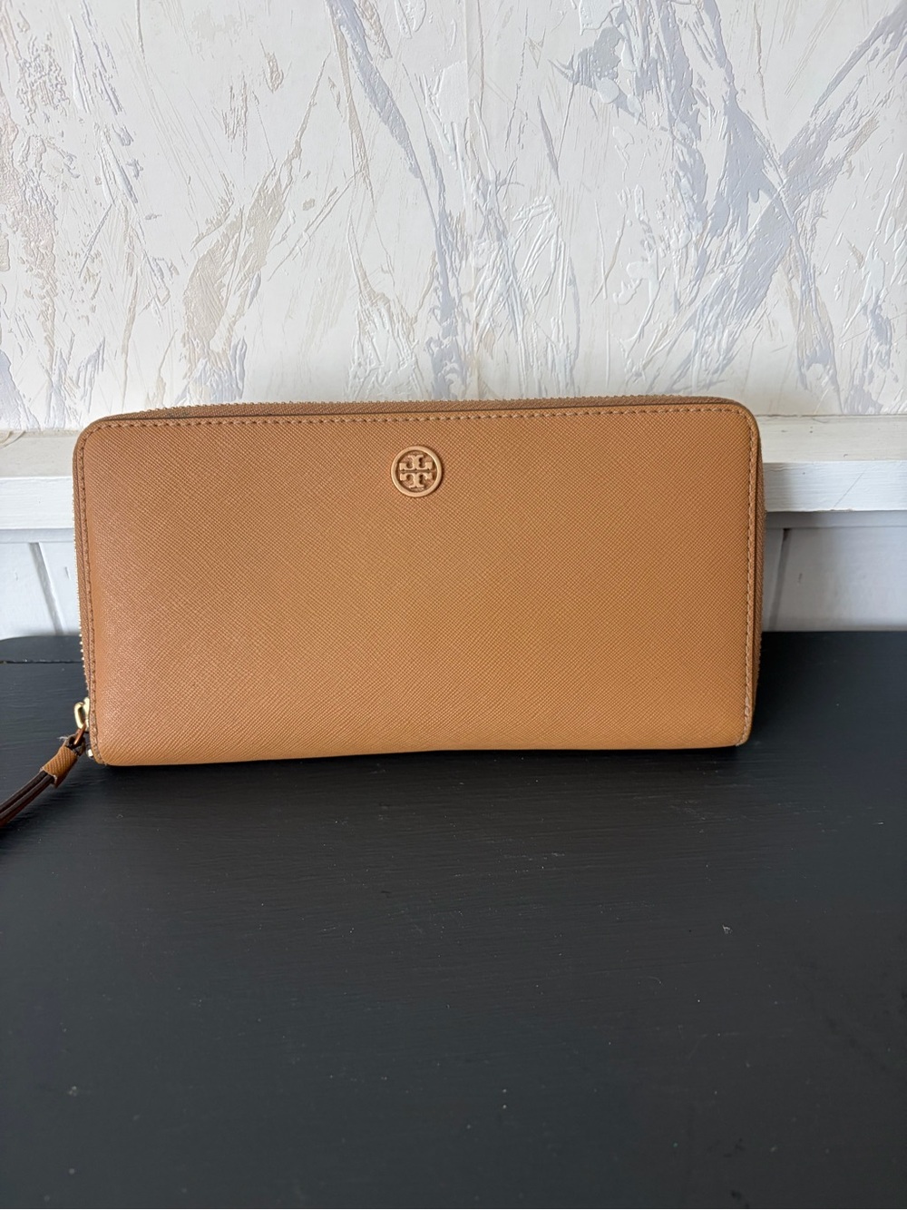 Tory Burch Zip-Around pebbled leather Wallet in Caramel